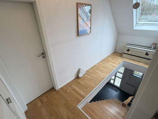 OG_Flur und Treppenaufgang (1)