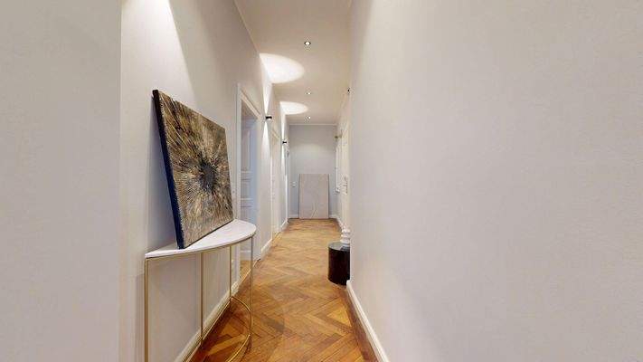 Diele mit modernen Deckenspots und stilvollen Wandstrahlern