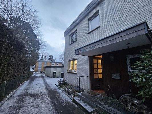 Haupteingang in ruhiger Seitenlage 