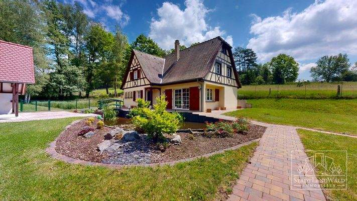 Hausansicht mit Teich