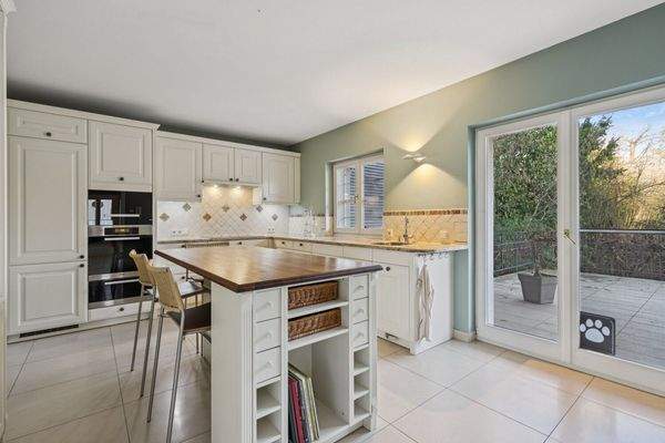 Großzügige Mitarbeiter-Küche mit Zugang Terrasse 