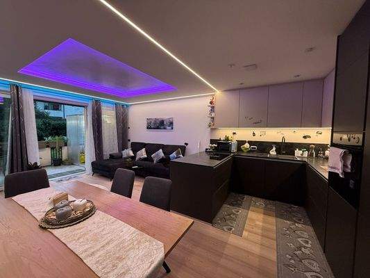 Brixen-Sanierte Wohnung-vollmöbliert-modern-hochwertige Möbel-Eichrichtung-Luxus-Neu-Beleuchtung-Terrasse-Stadtzentrum-Bahnhof