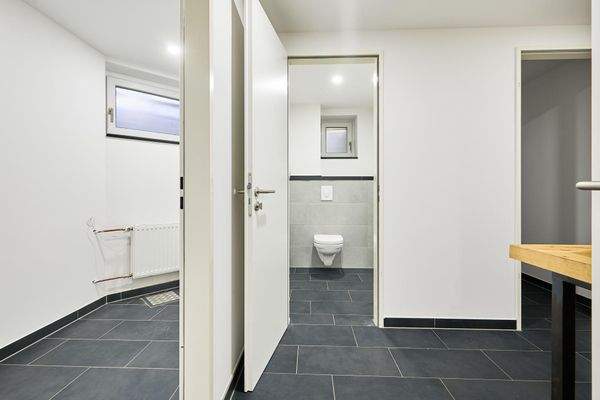 Duschbad mit zwei WCs im Untergeschoss