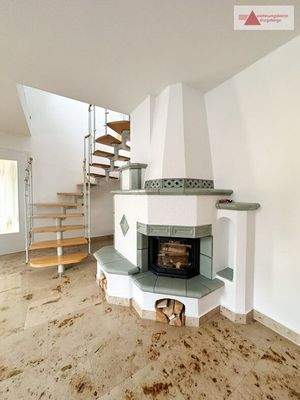 Wohnzimmer mit Kamin und  Zugang DG