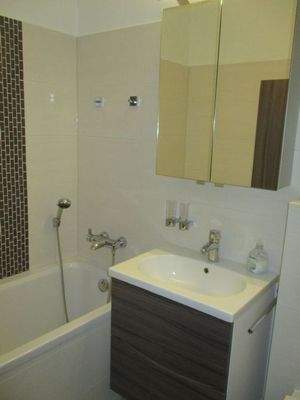 Modernes Bad,Wanne,Waschtisch,Dusche,WC