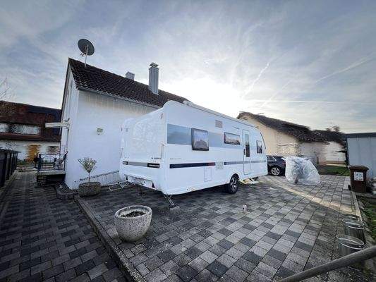 Mit Platz für ein Wohnmobil