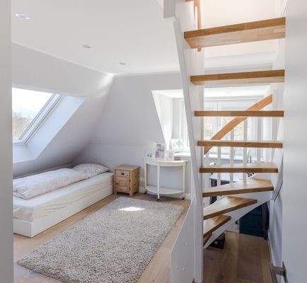 Zimmer im OG mit Treppe ins Dachgeschoss