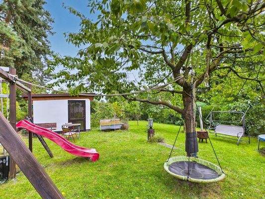 Blick in den Garten und Rückansicht Garage