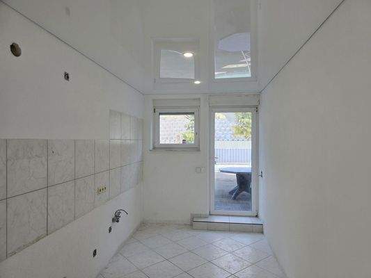 Küche ETW 4 mit Tür Terrasse