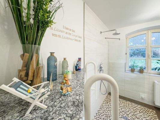 Mit bodentiefer Dusche im EG