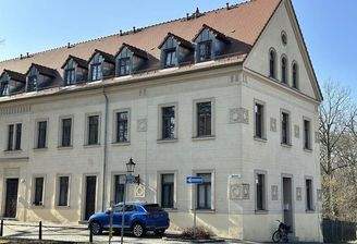 Ansicht der Wohnung von außen (OG, von der Ecke 2 Fenster nach links, eines nach rechts)