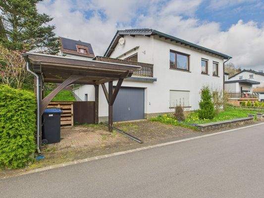 Haus mit Carport & Garage