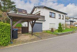 Haus mit Carport & Garage