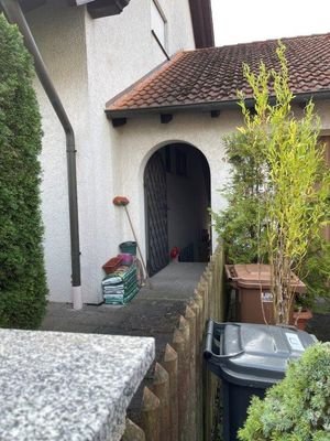 Gartenabgang zwischen Haus und Garage
