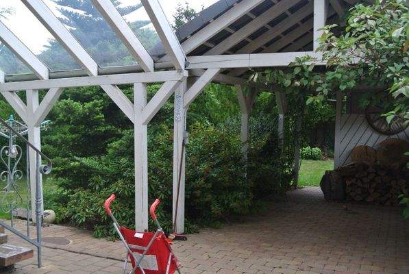 Ansicht überdachter Hauseingangsbereich mit Carport und Nebengebäude