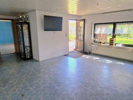 Wohnbereich Souterrain mit Ausgang in den Garten