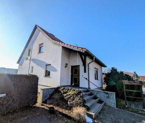 Ansicht des Wohnhauses mit Eingangsbereich