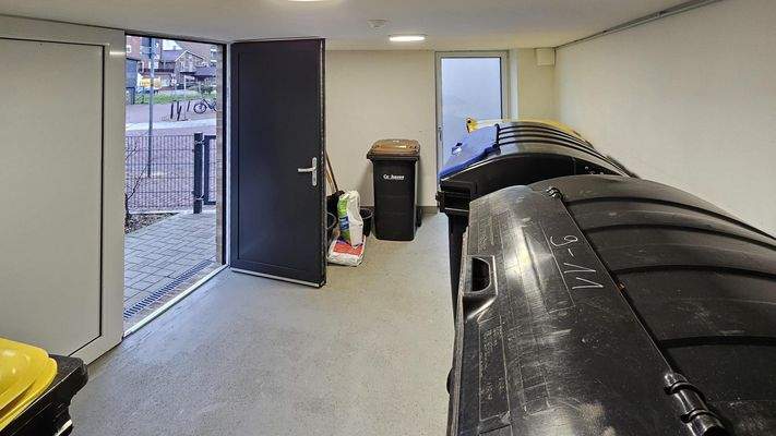 Müllbehälter-Abstellraum im EG