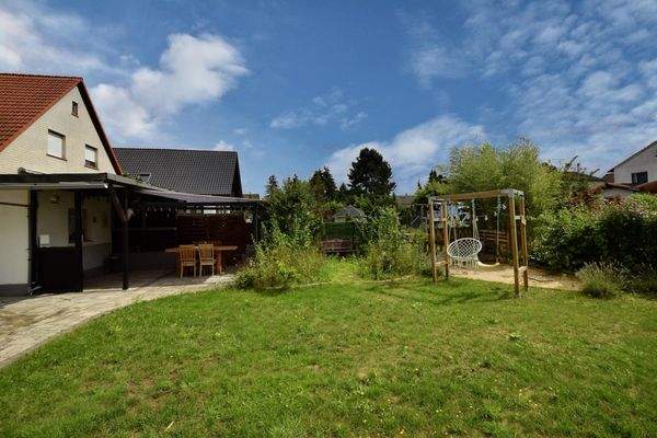 Gartenbereich mit Pergola und Spielecke