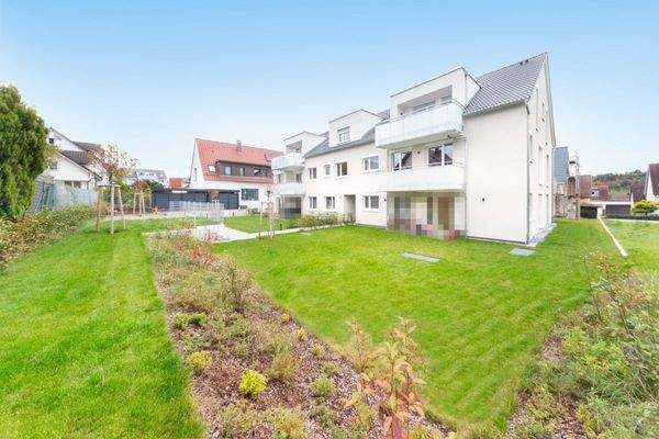 Hausansicht mit Spielplatz