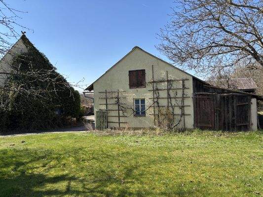 Hofeinfahrt und Garagen