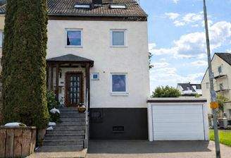 Außenansicht mit Wohnmobilstellplatz und Garage