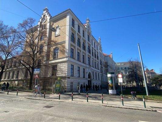 Nahe Schule und Park