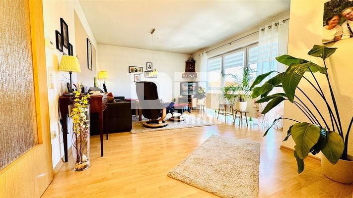 1.OG links Wohn / Esszimmer / Zugang Balkon