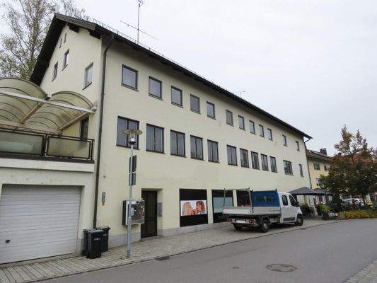 Straßenansicht und Hauseingang auf der Westseite 