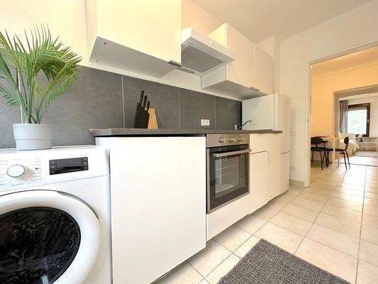 Moderne Küche mit Geräten