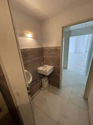 Vorraum des WCs mit Pissoir