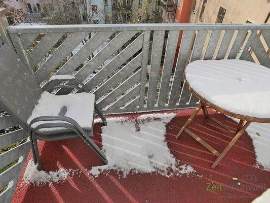 verschneiter Balkon zum Innenhof