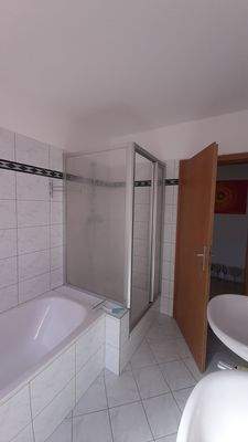 AW 18 OG-Bad Dusche,Wanne.jpg