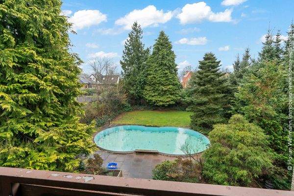 ... Blick in den Garten mit prächtigem Planzenbestand und Pool.