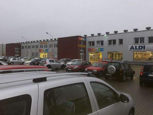 Gesamtfront mit Parkplatz