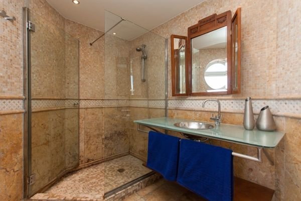 Bad mit begehbarer Dusche