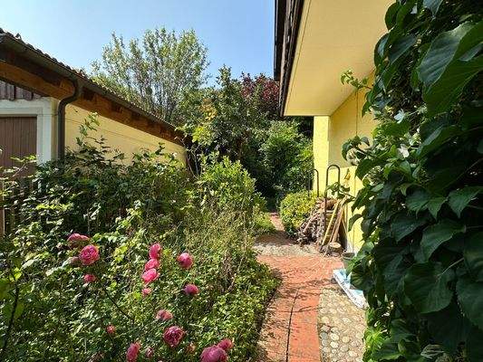 Gartenbereich mit schön angelegtem Weg auf der Ostseite