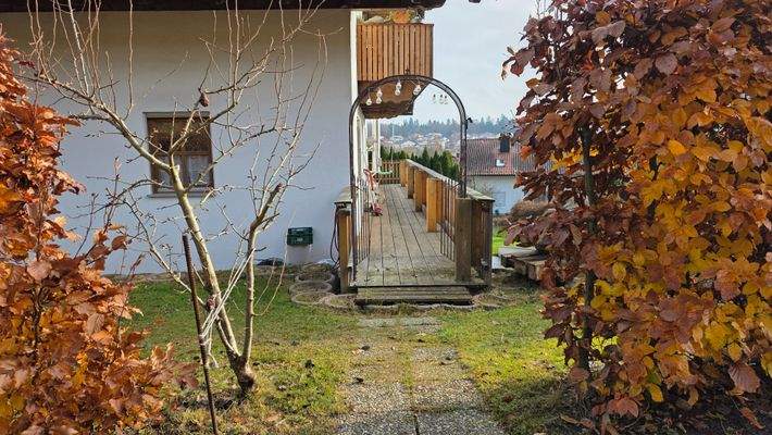 Außenansicht mit Zugang Garten