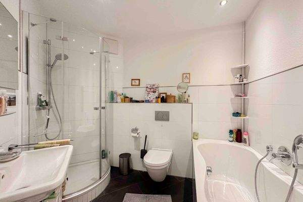 Badezimmer mit Dusche & Wanne