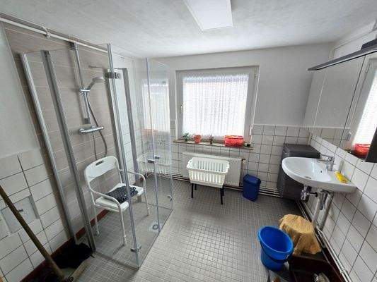 Bad mit grosser Dusche im HWR