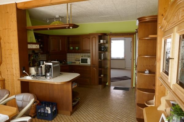 Wohnküche mit Durchgang zum Esszimmer