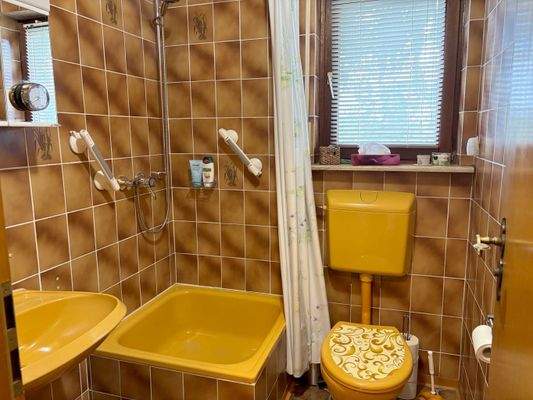 kleines Bad mit Dusche