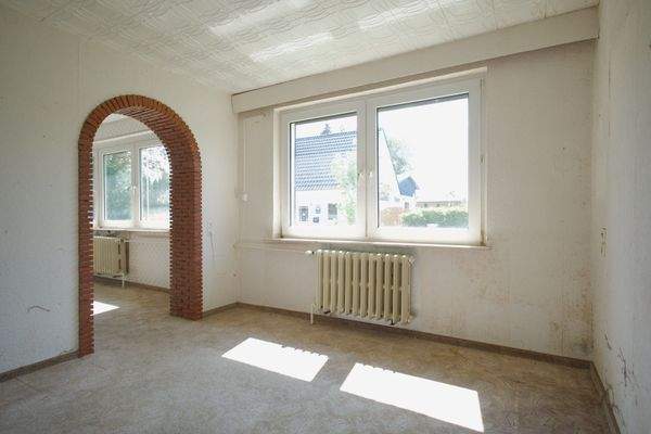 Raum mit Durchgang zum Wohnzimmer