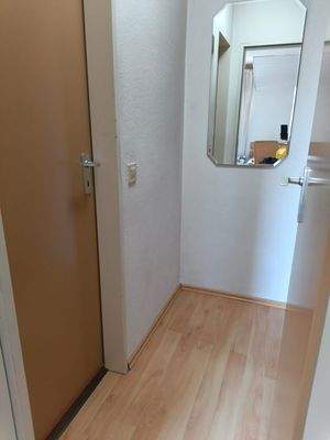 Heller Flur mit Spiegel