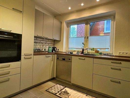 neuwertige Einbauküche in grau