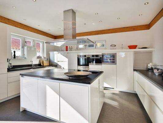 Große, lichtdurchflutete Küche