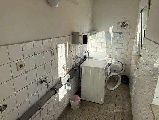 Waschküche mit Hauswaschmaschine