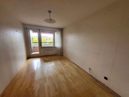 Schlafzimmer mit Zugang zur Loggia