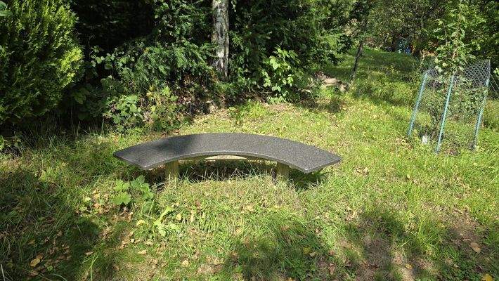 Sitzbank aus wetterfestem Stein