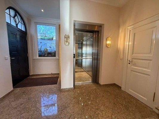 Eingangsbereich mit Fahrstuhl